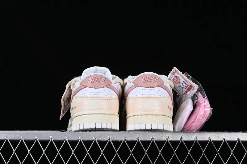 All Categories Nk SB Dunk Series Nk SB Dunk Low Low-top sneakers Nk Dunk Low Retro vibe style Rose cloth patch Brown and white distressed oxidation SB strap casual sneakers DH9765-100
